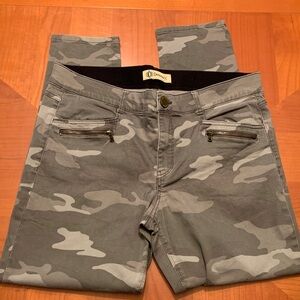 Democracy light olive Fabric Accent